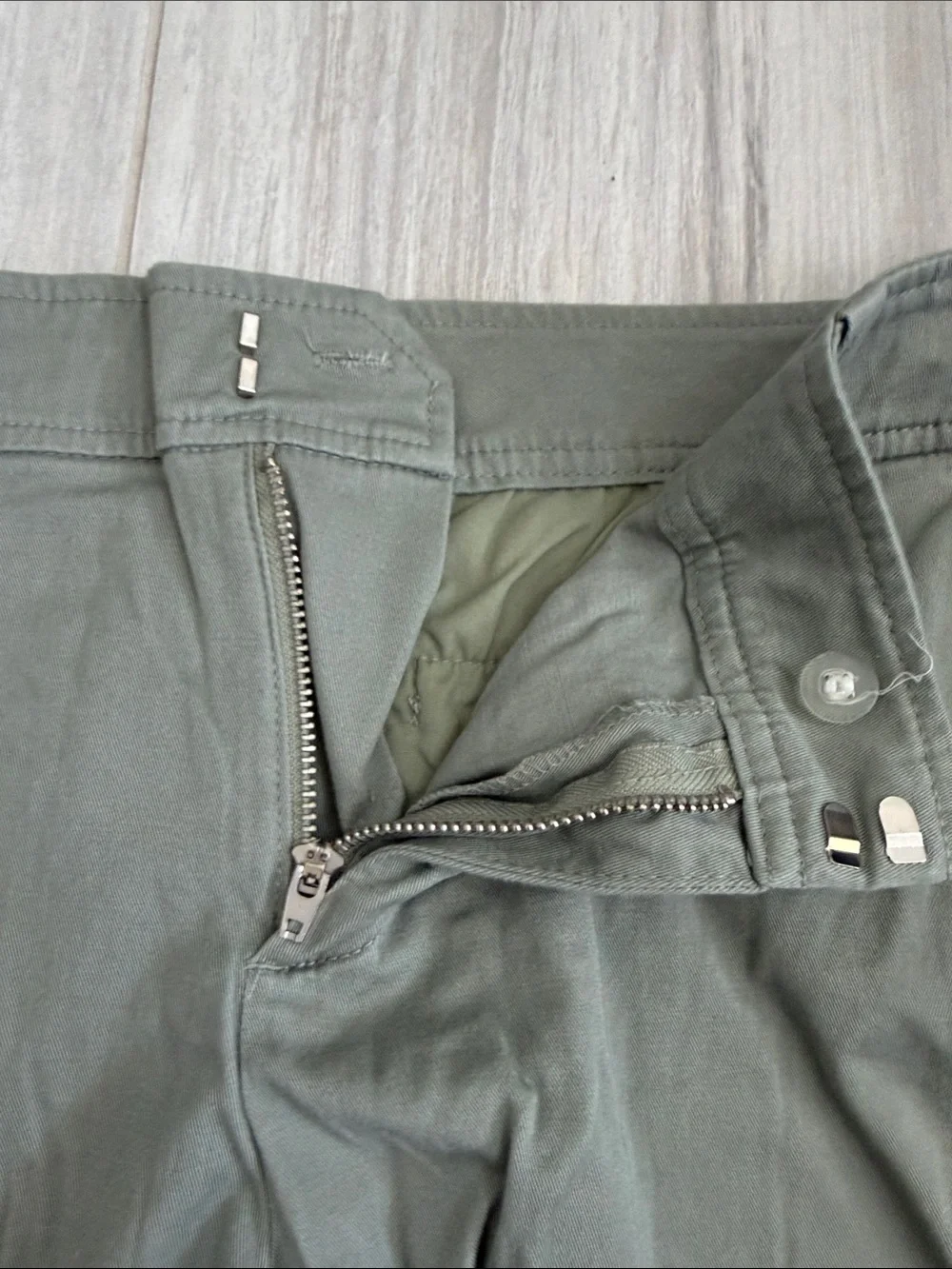 New‎ York & Company light green grey Casual Chino Shorts size 10 structured